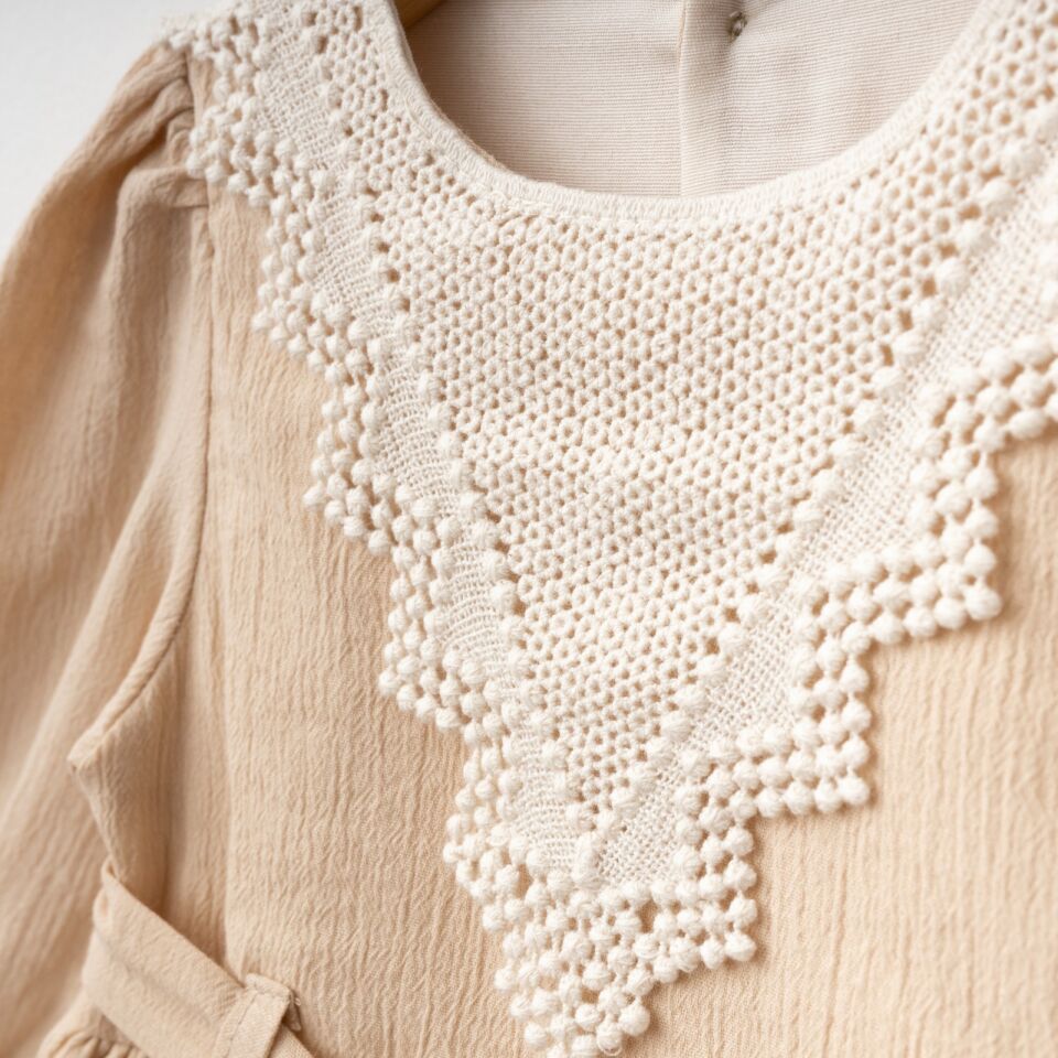 %100 Pamuk Müslin Kumaş Üçgen Dantel Yaka Elbise Kahverengi - 7 Yaş