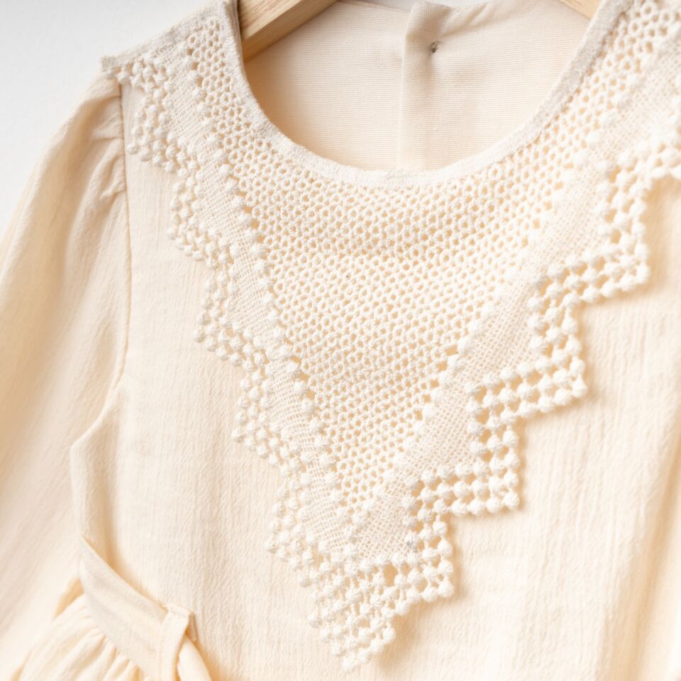 %100 Pamuk Müslin Kumaş Üçgen Dantel Yaka Elbise Bej - 6 Yaş